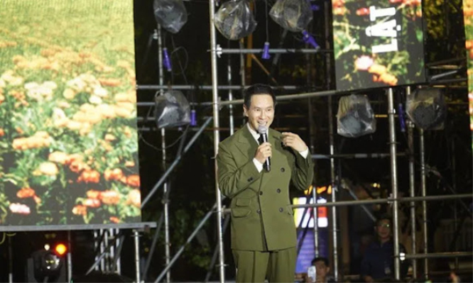 Lật Mặt 7 - đạo diễ Lý Hải tổ chức showcase cùng dàn diễn viên tại Phố đi bộ