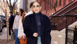 Ca sĩ Jennifer Lopez diện thời trang 'bẩn' đi chơi trên phố.