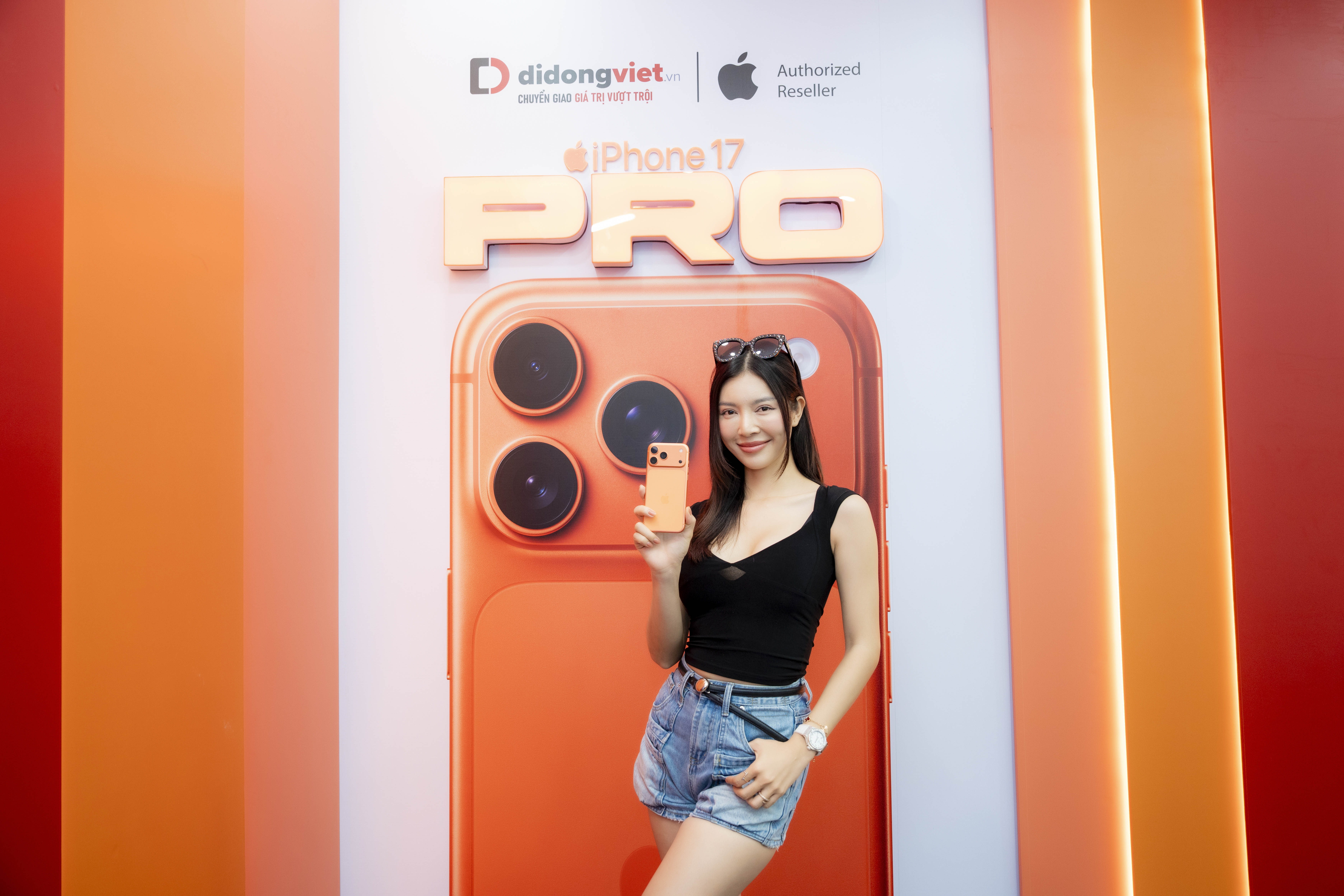 Dương Khắc Linh - Sara Lưu cùng ‘đổi gió’ với màu sắc thời thượng iPhone 17 Pro Max-2196-1
