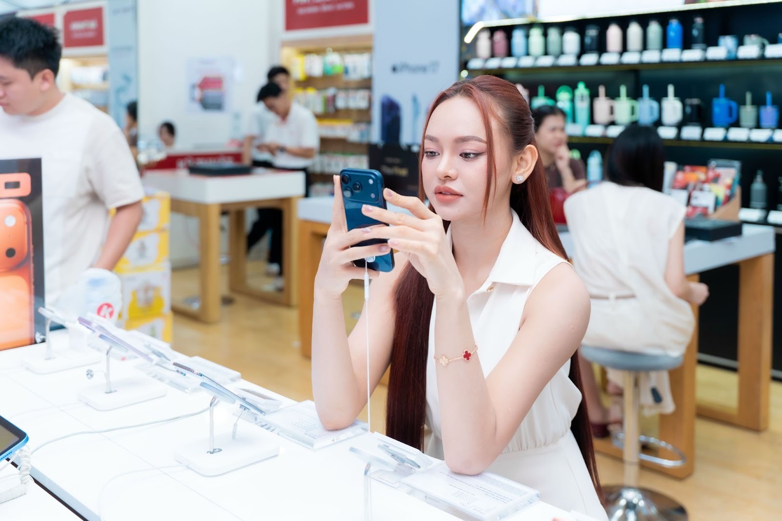 iPhone 17 Pro Max hút loạt Hoa hậu Việt cùng nhau tới Di Động Việt-2233-1