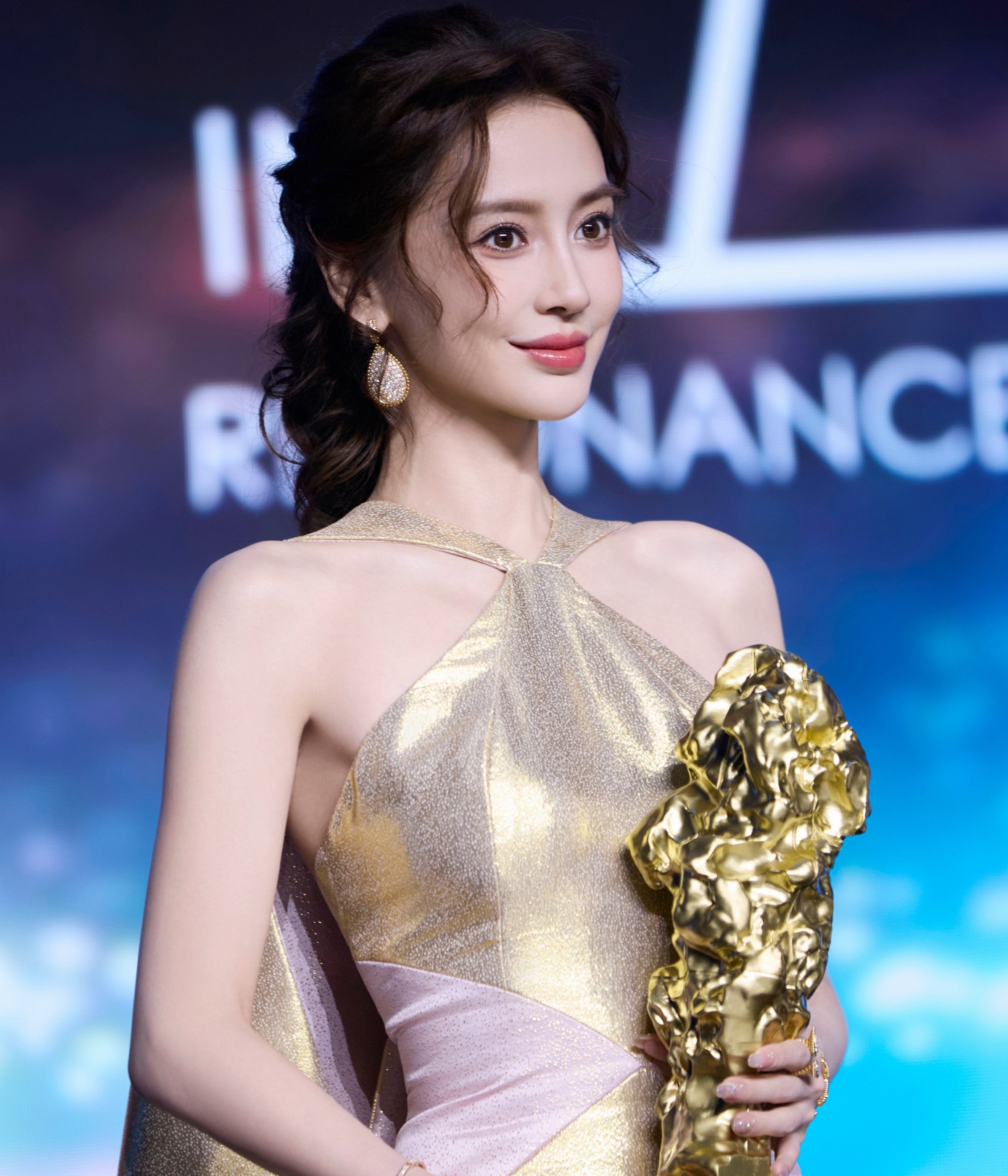 Angelababy xuất hiện tựa nữ thần trong sự kiện.-2441-1