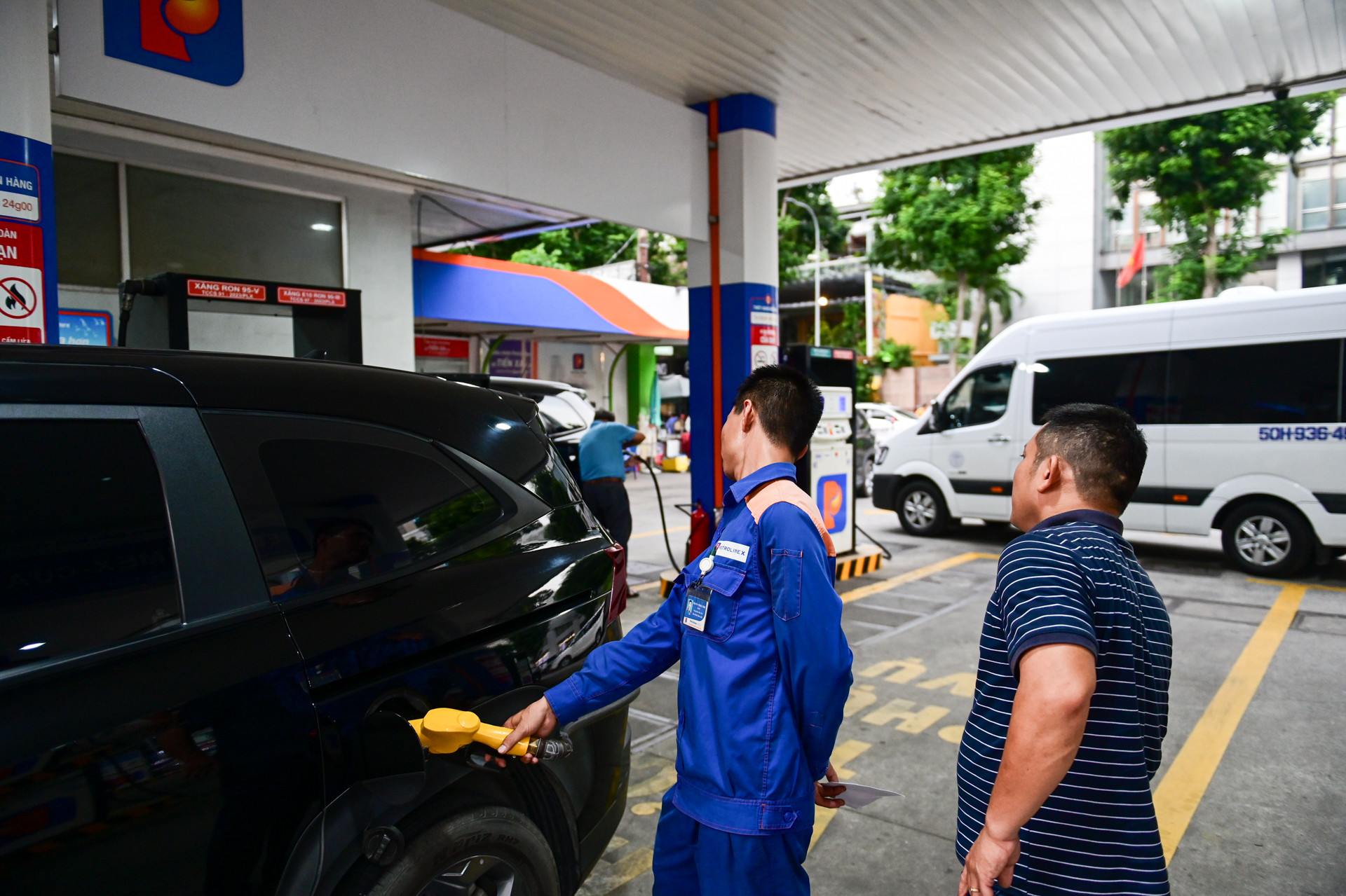 Giá dầu thế giới tiếp tục giảm hơn 5% trong phiên giao dịch ngày 20/5-3385-1