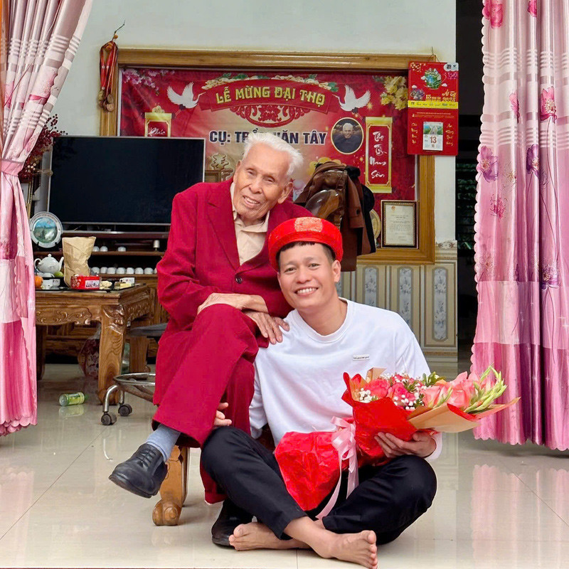 Em trai 95 tuổi hội ngộ anh 103 tuổi gây xúc động-2945-1