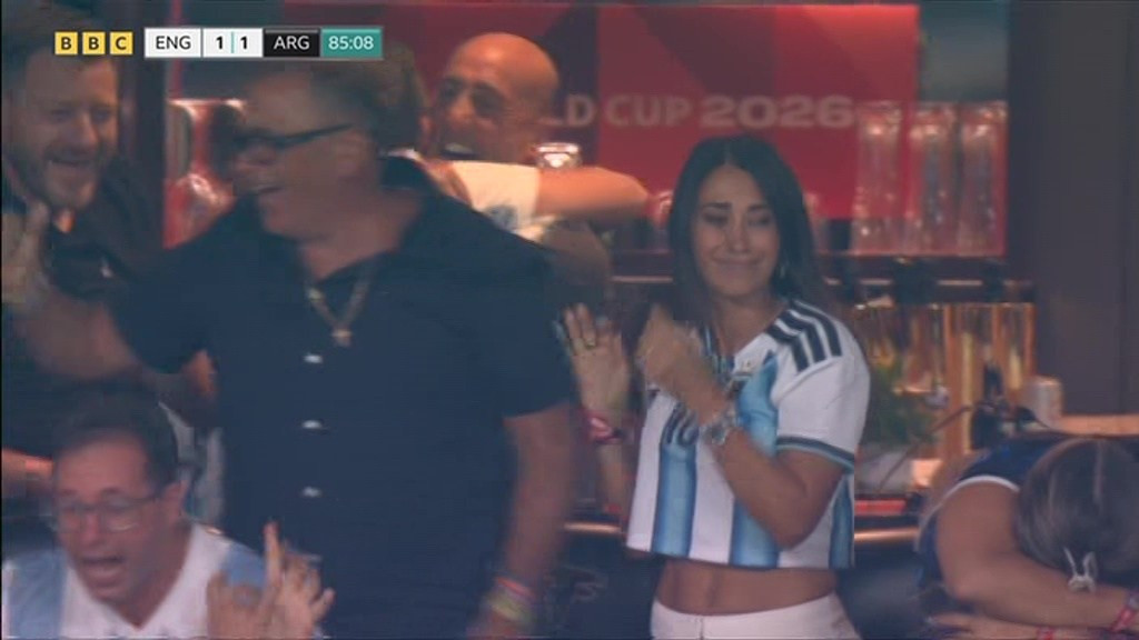 Antonela Roccuzzo cùng các con cổ vũ Messi trong trận Argentina gặp Anh-4682-1
