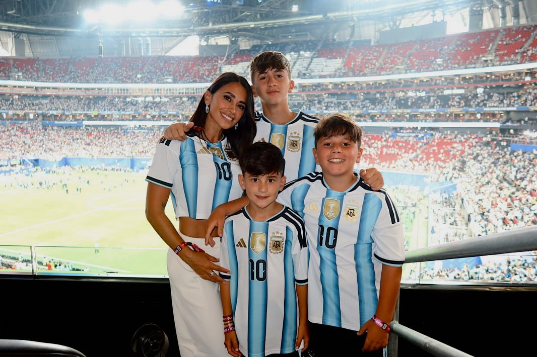 Antonela Roccuzzo cùng các con cổ vũ Messi trong trận Argentina gặp Anh-4682-1