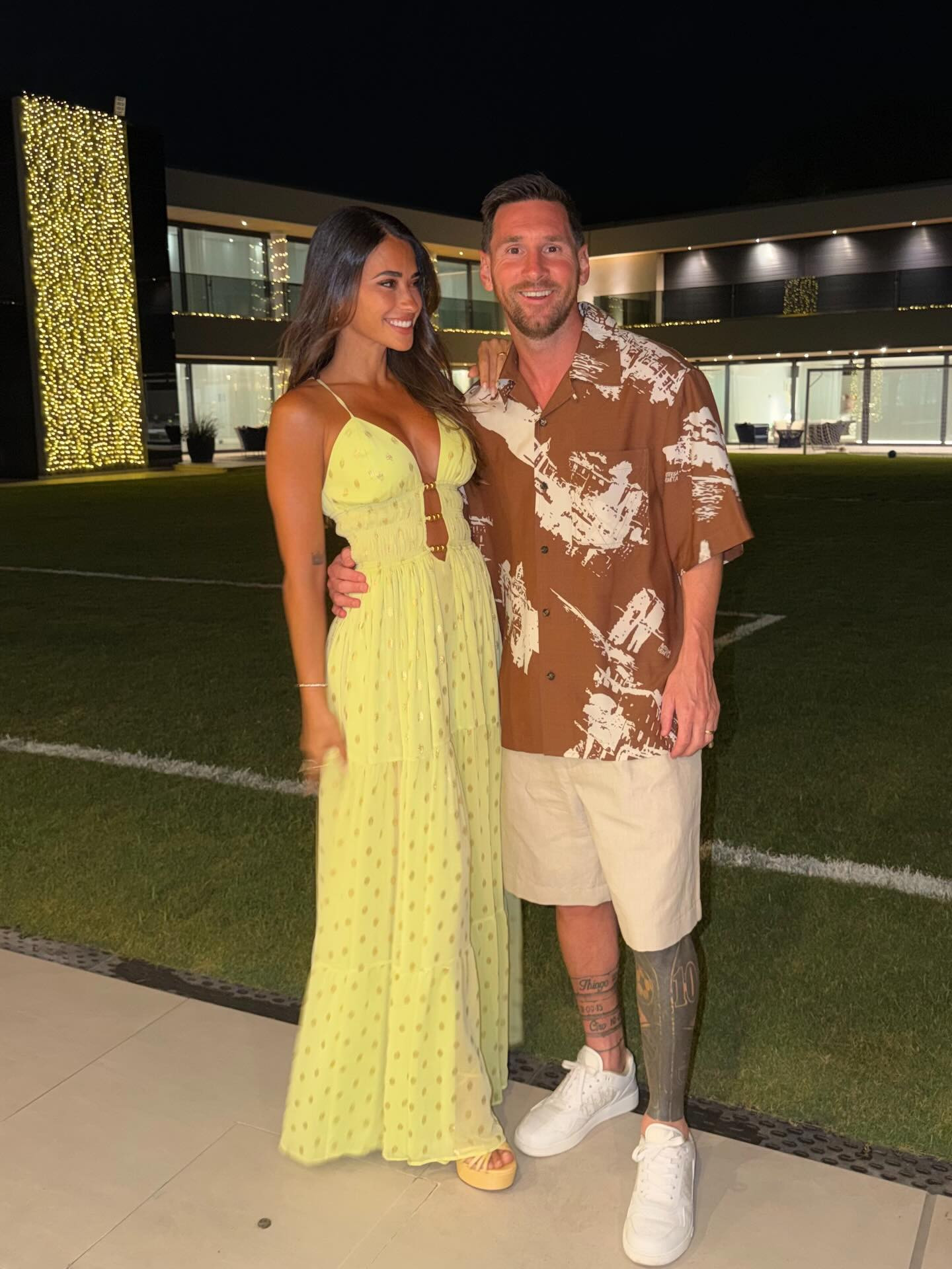 Antonela Roccuzzo cùng các con cổ vũ Messi trong trận Argentina gặp Anh-4682-1