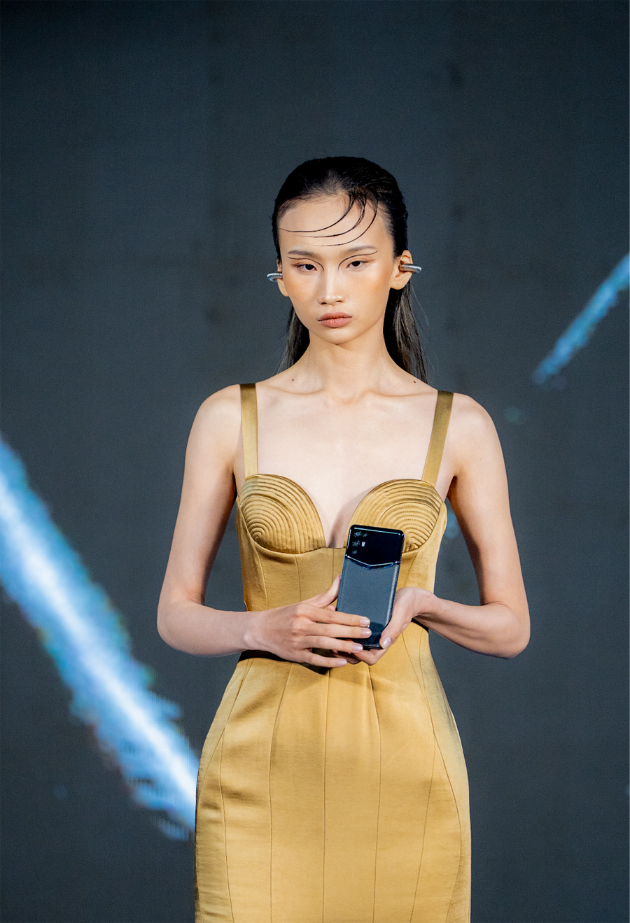 Lan Khuê cùng dàn mẫu chiêm ngưỡng siêu phẩm gập Vertu-1976-1