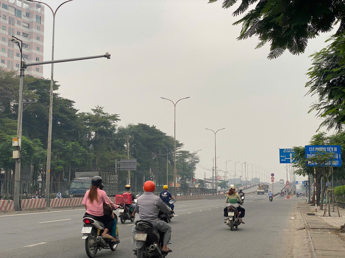 Bầu trời TPHCM mịt mù vào sáng 2/12-2382-1