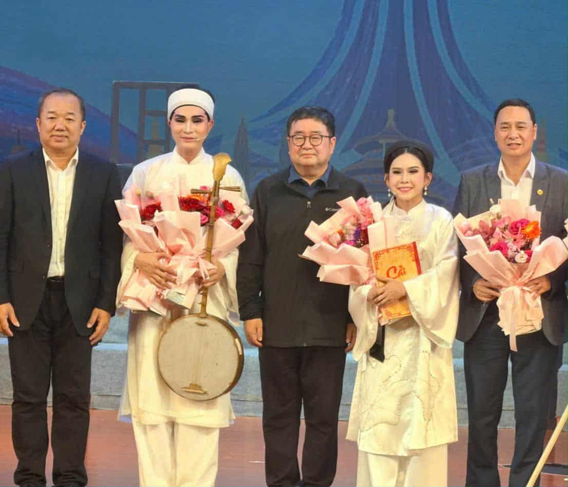 Lần đầu Bình Tinh nhận 4 HCV quốc tế dành cho cải lương-2279-1