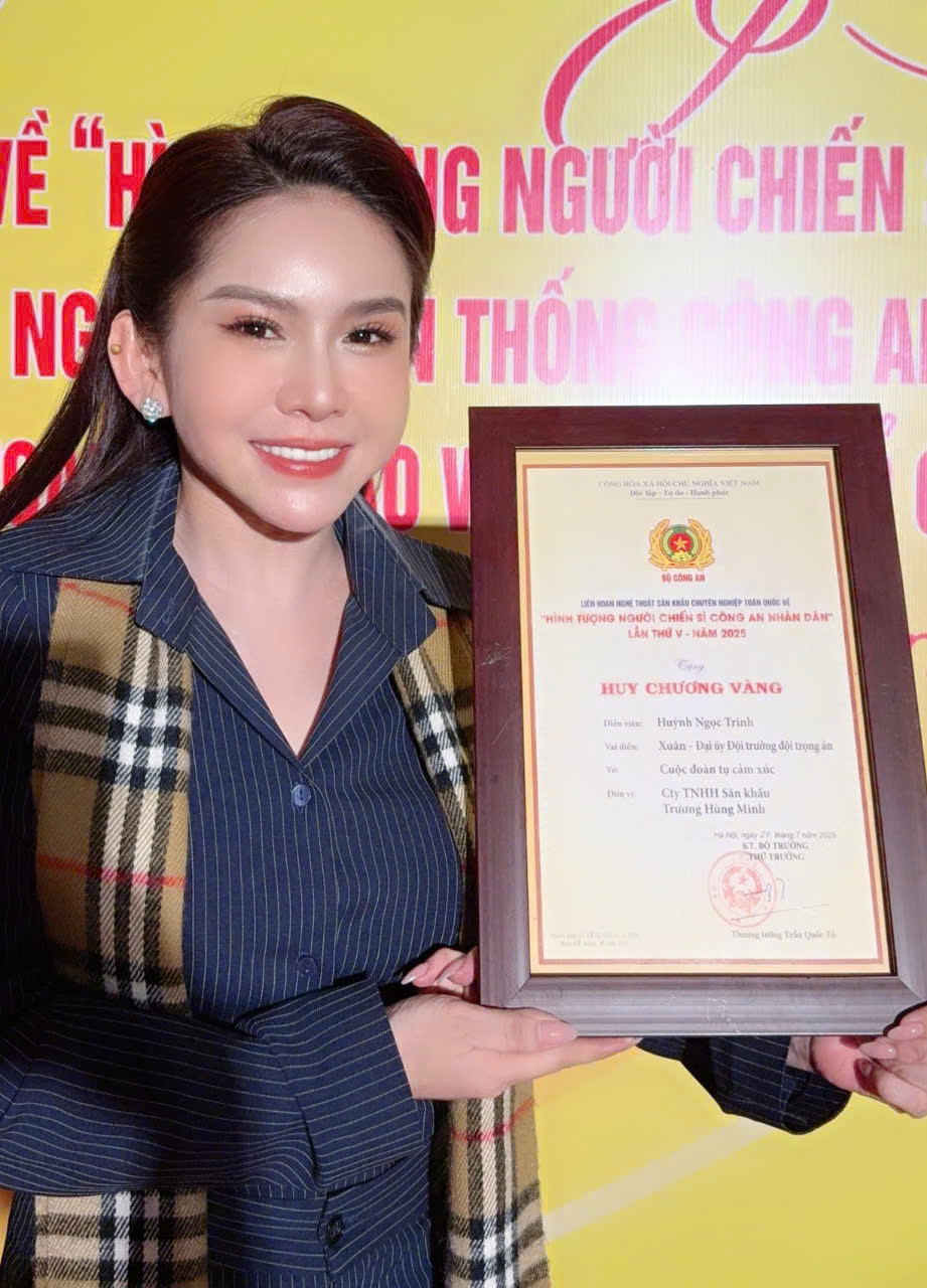 Bình Tinh rơi nước mắt khi nhận HCV với vai người chiến sĩ Công an nhân dân-1954-1