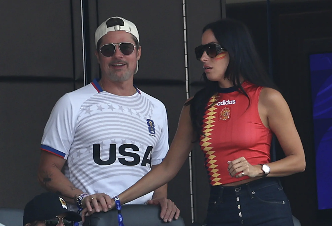 Brad Pitt khoá môi bạn gái.-4671-1