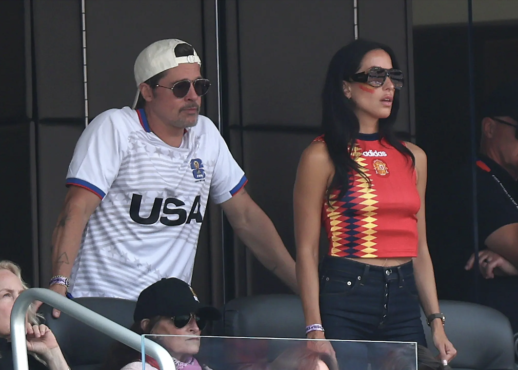 Brad Pitt khoá môi bạn gái.-4671-2