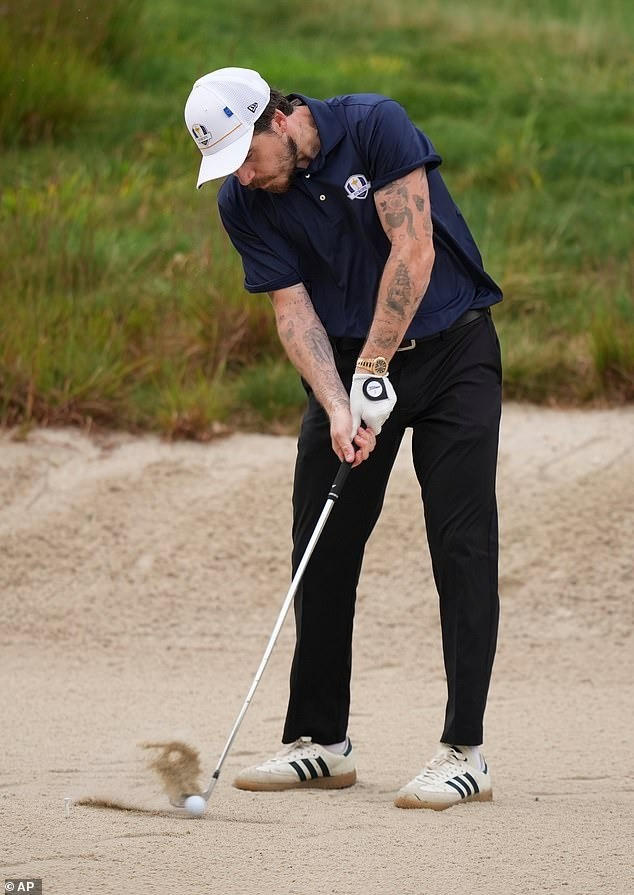Brooklyn Beckham bị khán giả chê chơi golf tệ hại-2159-1