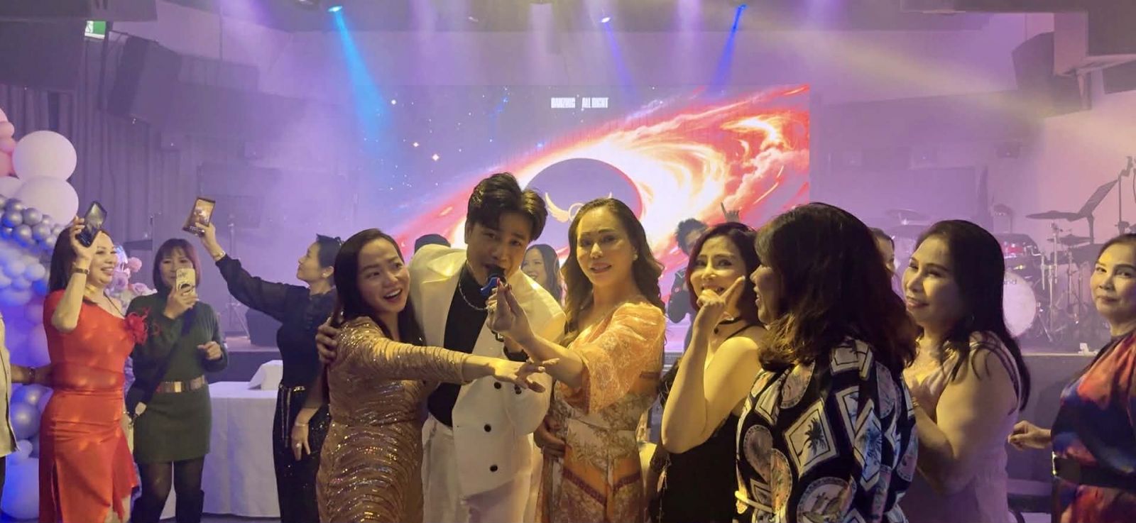 Ca sĩ Cao Sĩ Hùng có nhiều MV cùng dàn ca sĩ nổi tiếng-2442-1