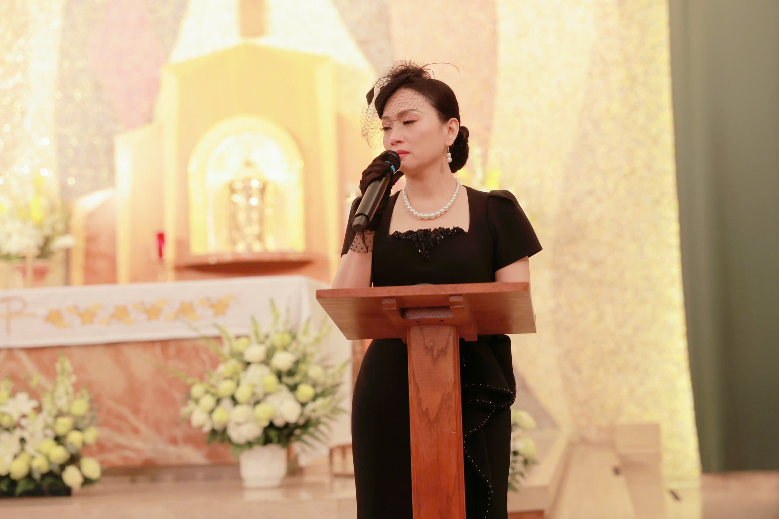 Ca sĩ Hà Phương nghẹn ngào nói lời tiễn biệt bầu show Thúy Uyển-3477-1