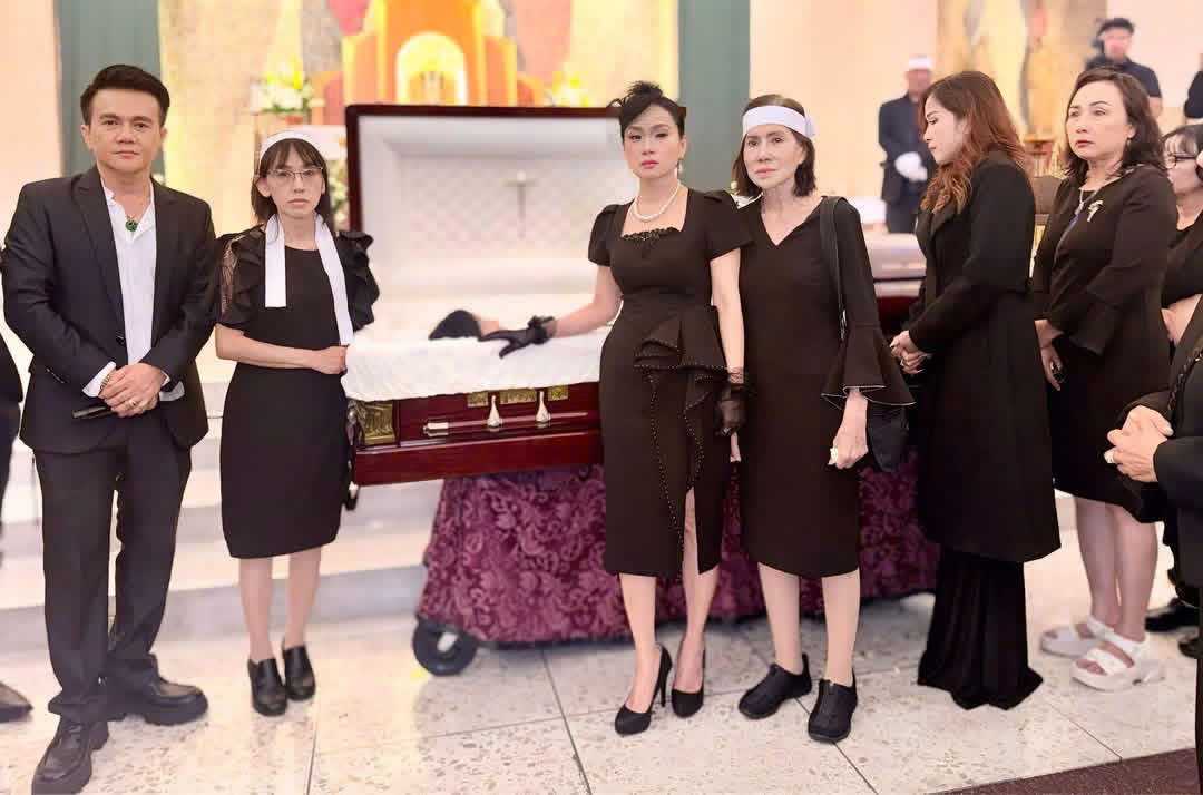 Ca sĩ Hà Phương nghẹn ngào nói lời tiễn biệt bầu show Thúy Uyển-3477-1