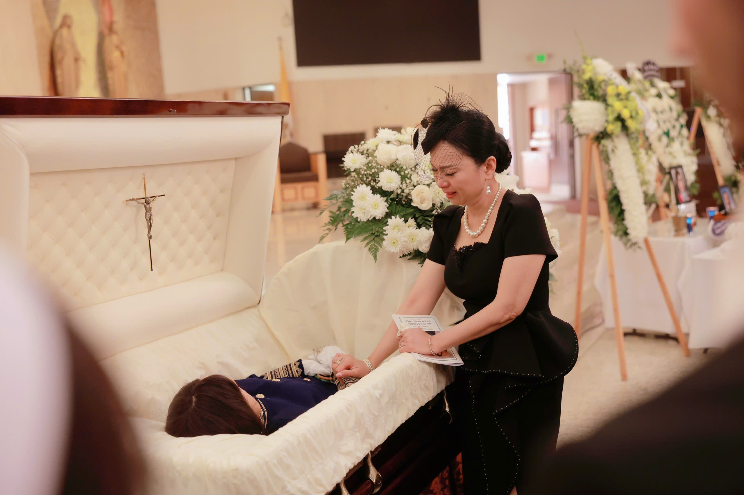 Ca sĩ Hà Phương nghẹn ngào nói lời tiễn biệt bầu show Thúy Uyển-3477-1