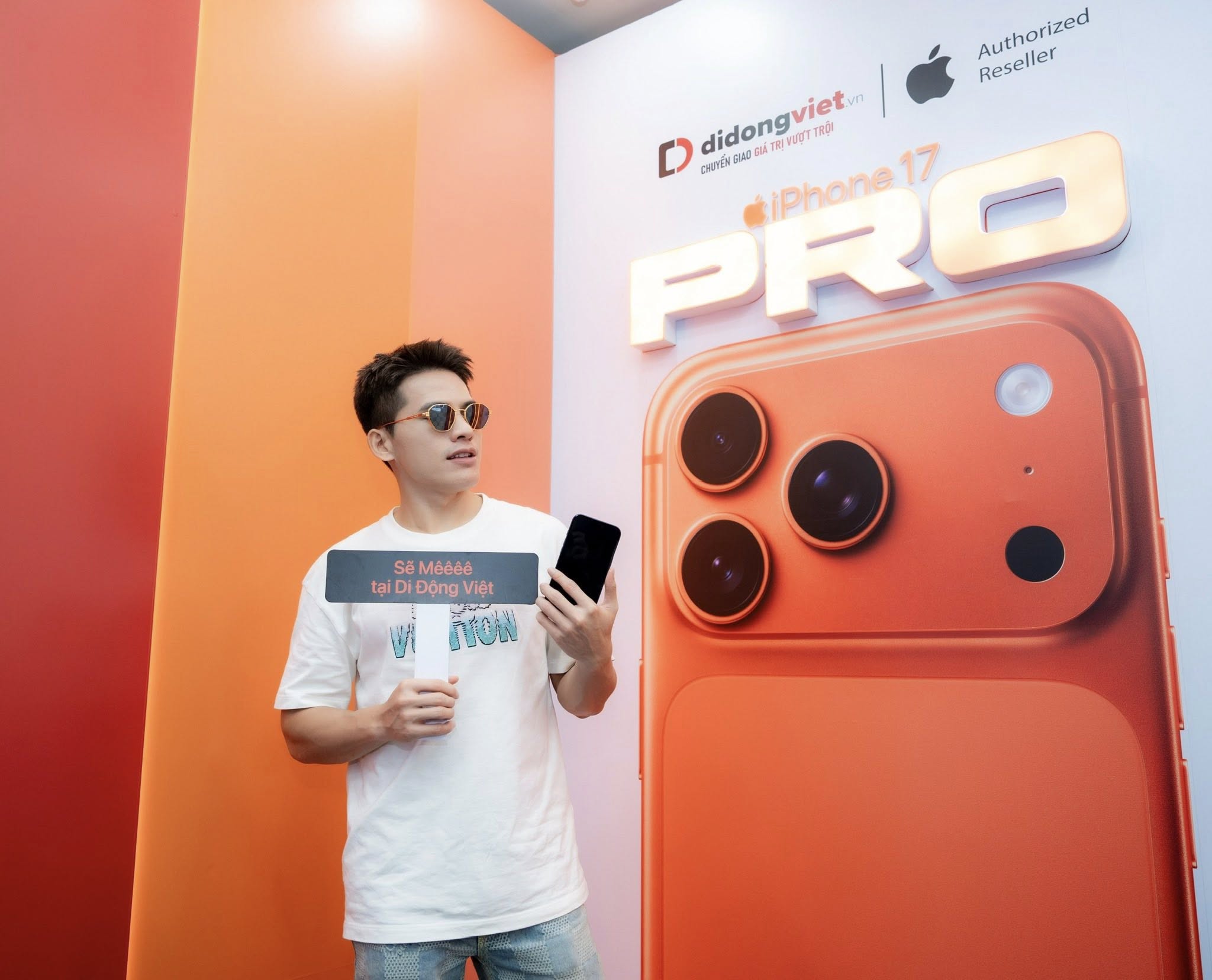 MC Sam cùng dàn sao “đập hộp” iPhone 17 Pro Max tại Di Động Việt-2151-1