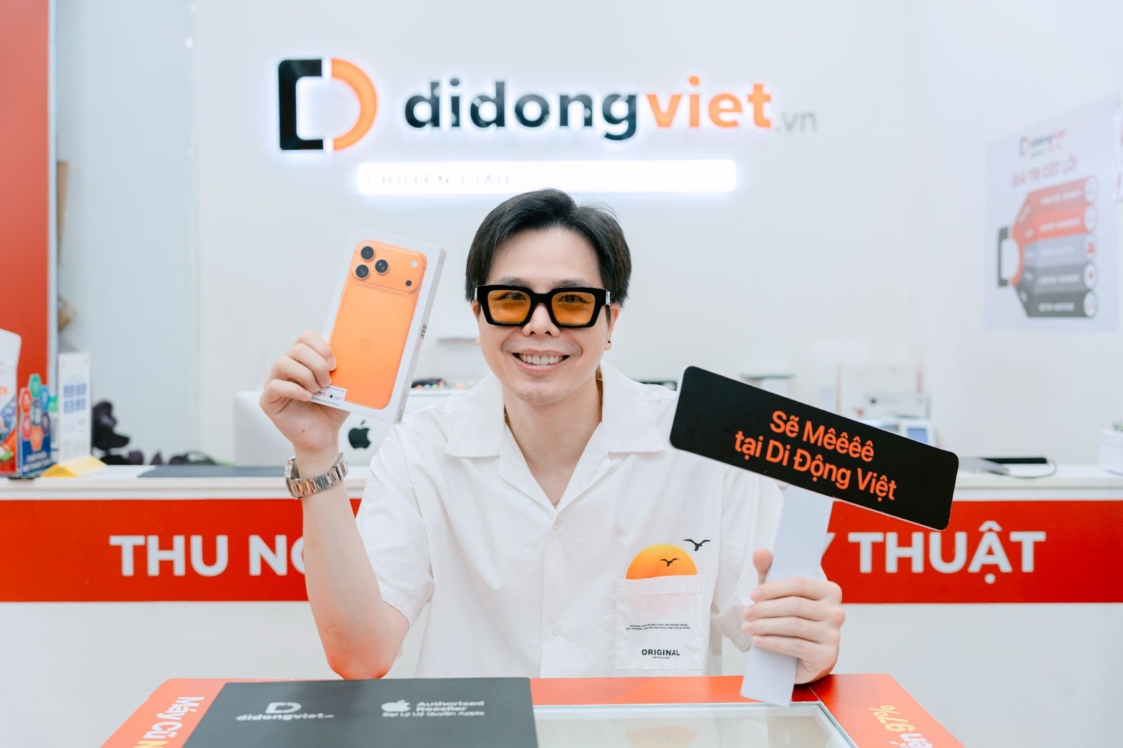 Trịnh Thăng Bình, Lưu Thiên Hương mê iPhone 17 Pro Max màu cam-2312-1