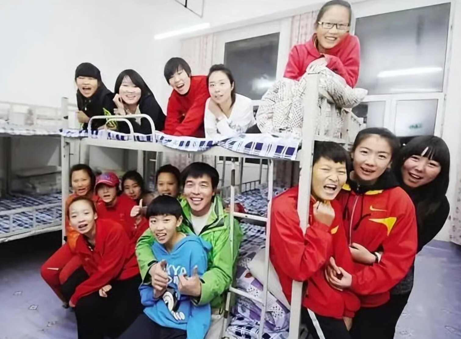 Thầy giáo nhận nuôi gần 300 trẻ em, đi vay nợ, làm đủ nghề-3150-1