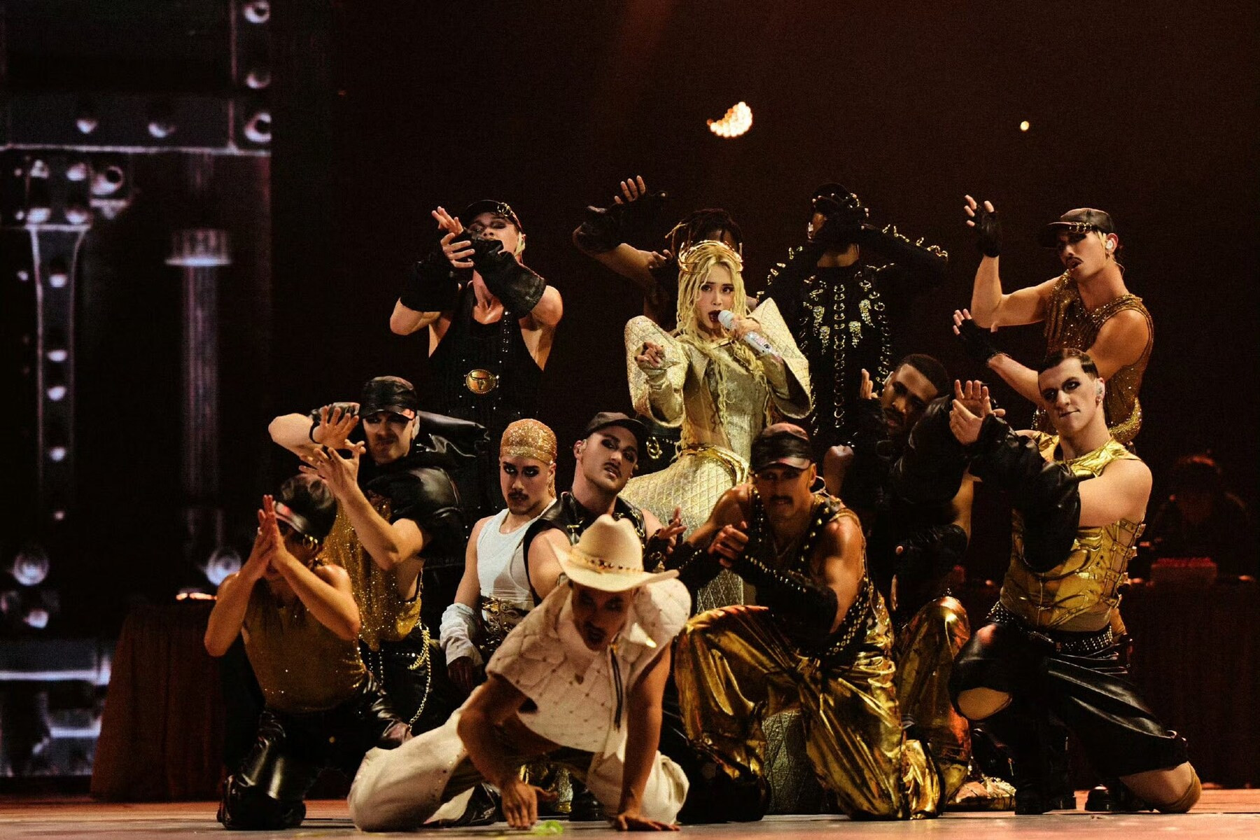 Thái Y Lâm gặp sự cố ngay tiết mục mở màn.-2905-1