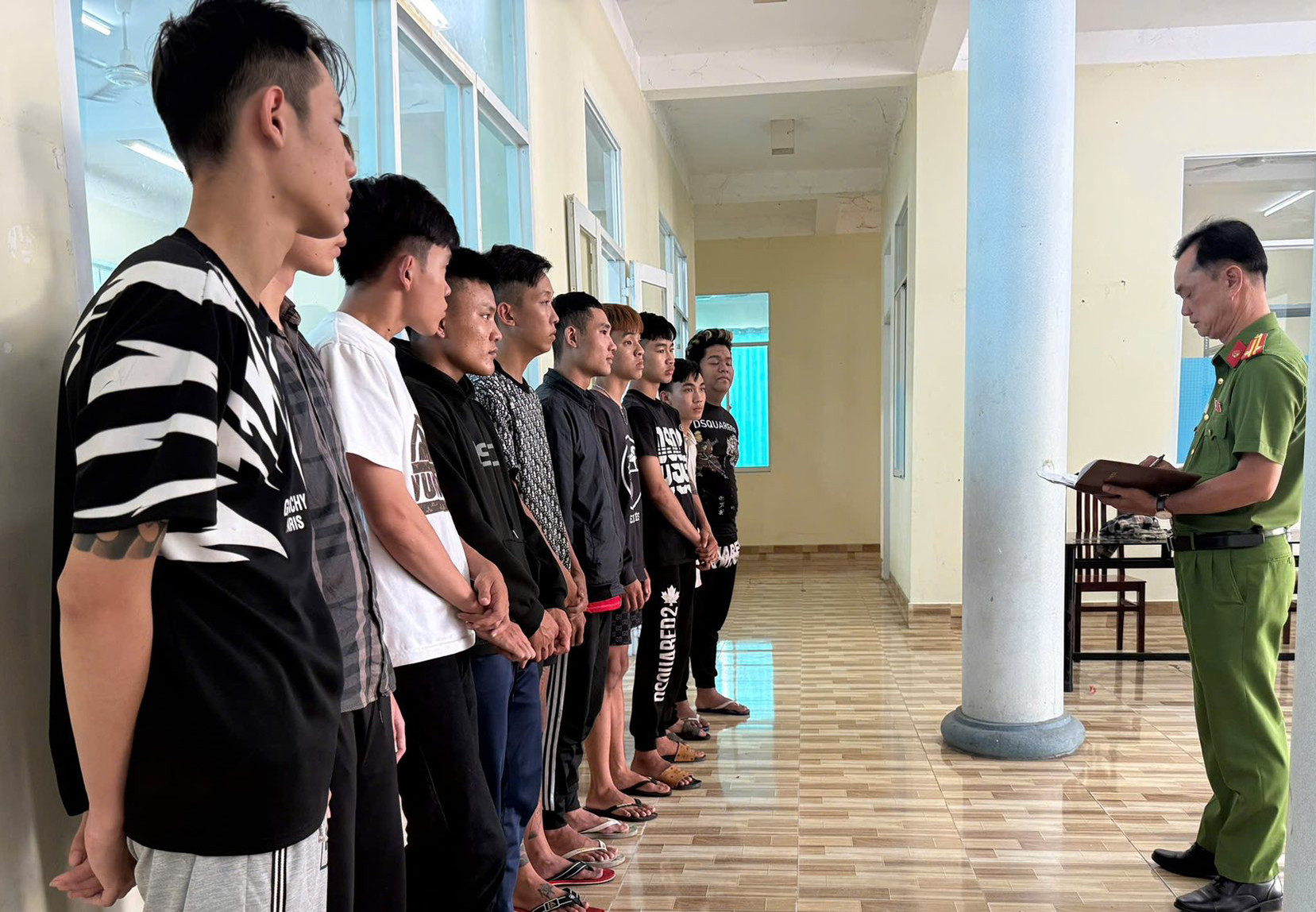 Truy xét, làm rõ và bắt giữ nhóm thanh niên mang hung khí-3001-1