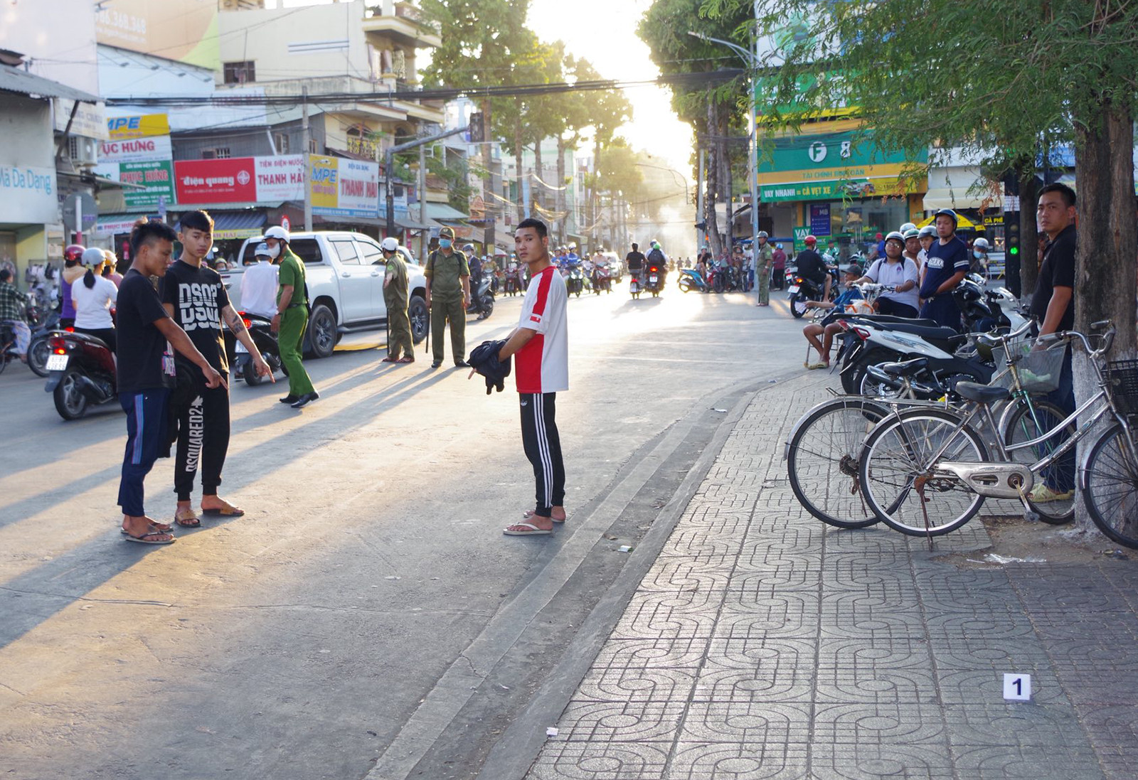 Truy xét, làm rõ và bắt giữ nhóm thanh niên mang hung khí-3001-1