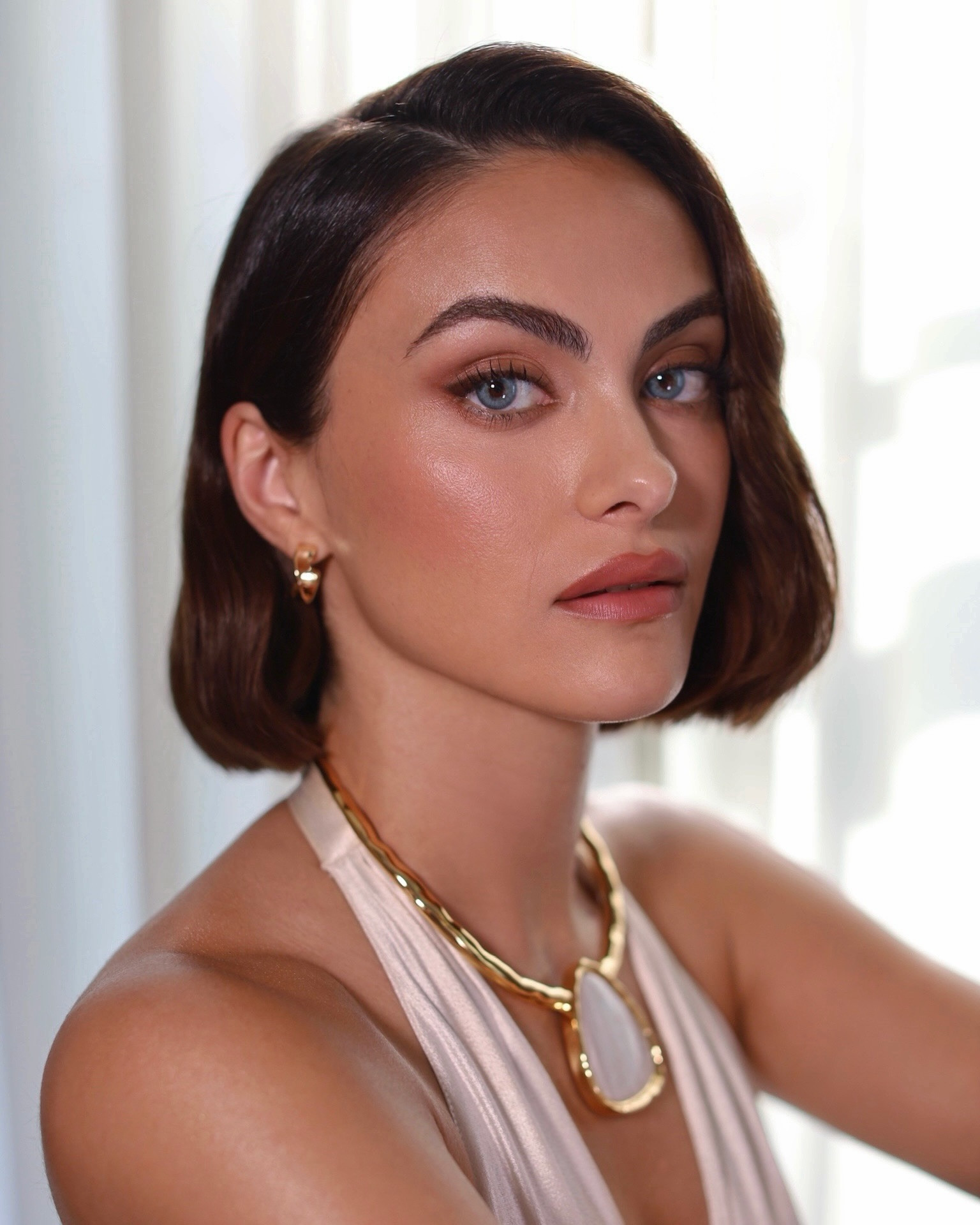 Camila Mendes hở bạo khi ra mắt phim-3420-1