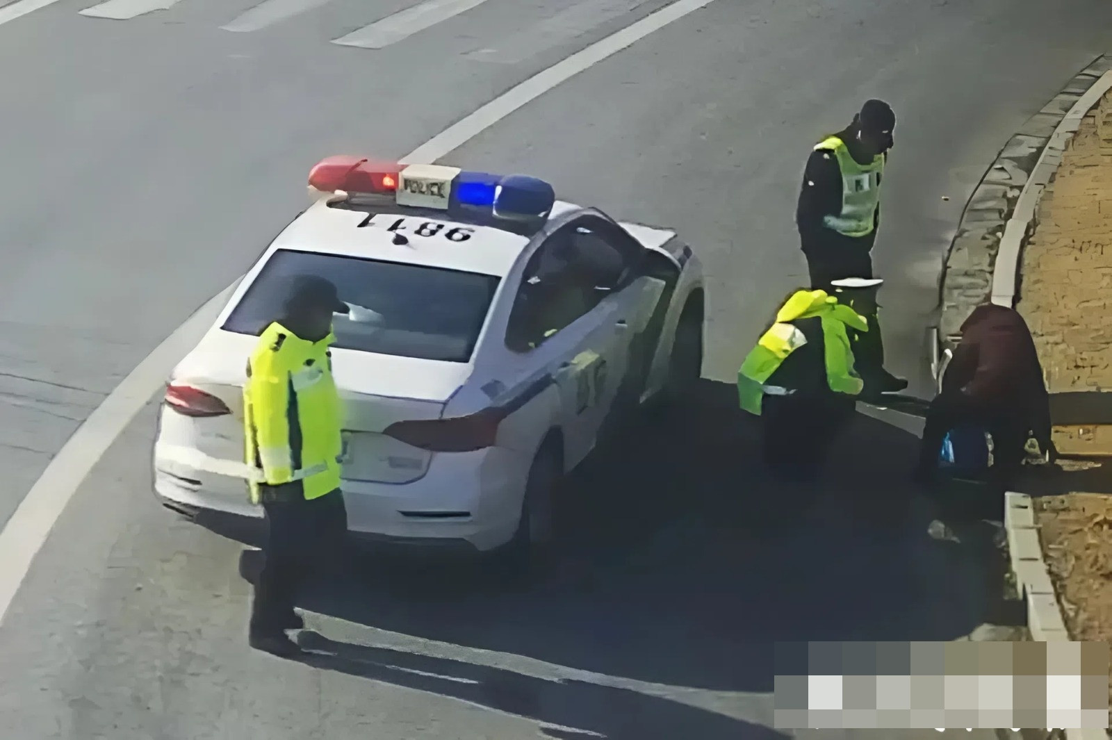 Khoảnh khắc đoàn tụ đầy xúc động của hai anh em-2717-1