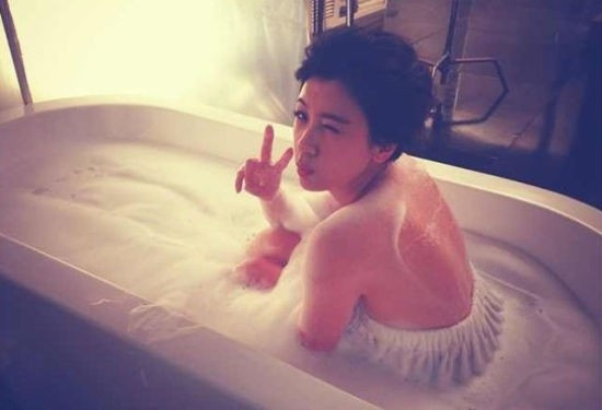 Cao Viên Viên và Tô Hữu Bằng sẵn lòng chụp bộ ảnh tắm chung với nhau để quảng bá phim.-2224-1