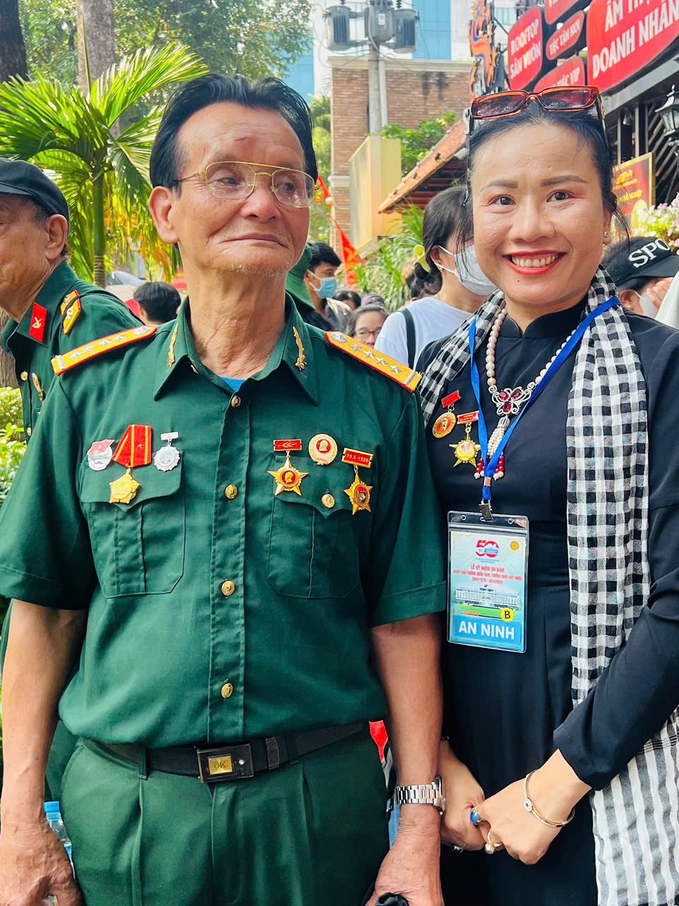 CEO lê phạm ghi điểm tại lễ diễu binh 50 năm thống nhất đất nước với áo dài-1811-1