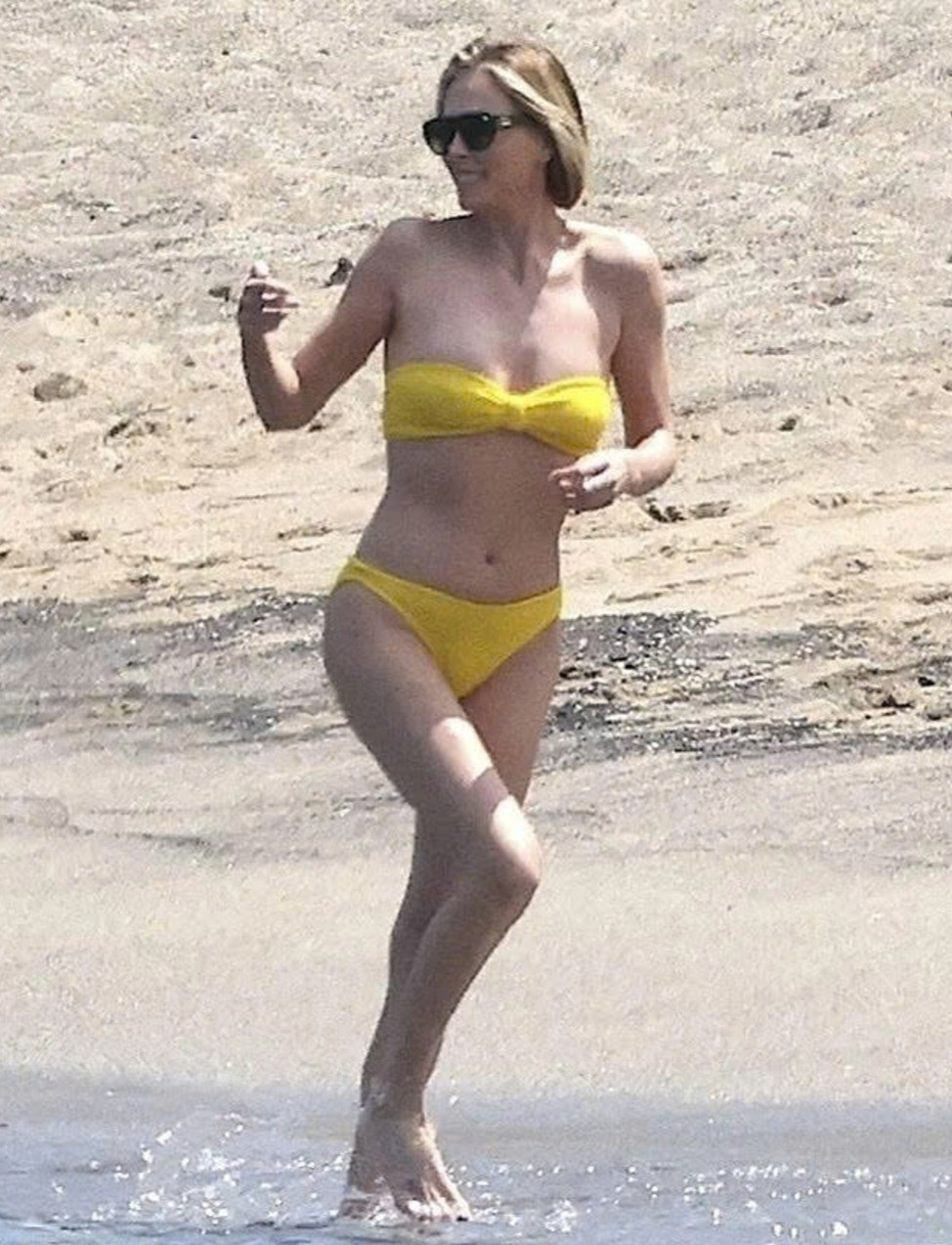 Charlize Theron khoe dáng trên bãi biển.-3003-2