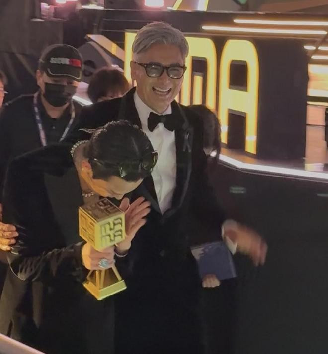 Châu Nhuận Phát gây tranh bởi MAMA 2025-2377-1