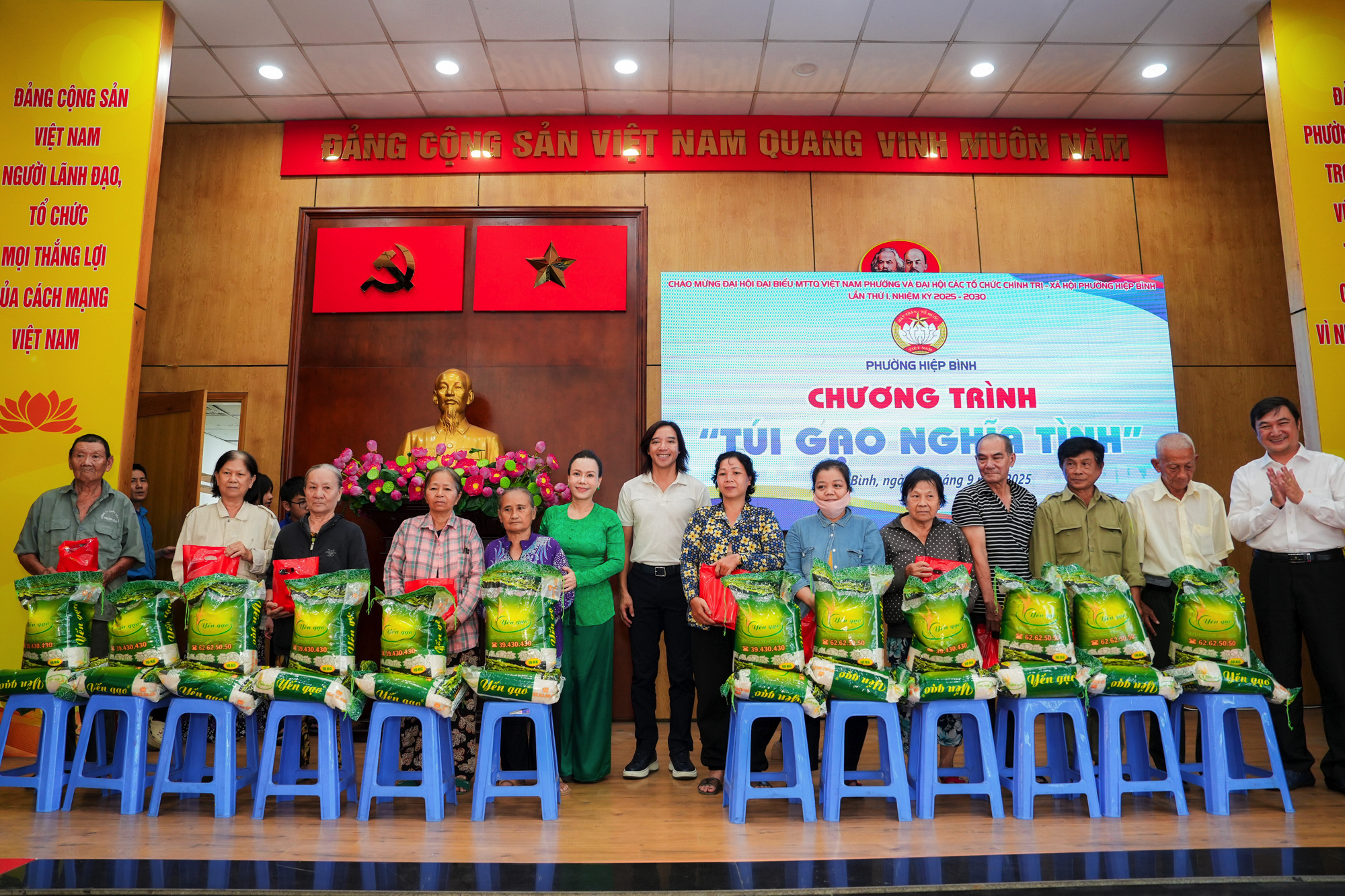 Việt Hương - Hoài Phương cùng làm việc thiện mùa Vu Lan-2101-1