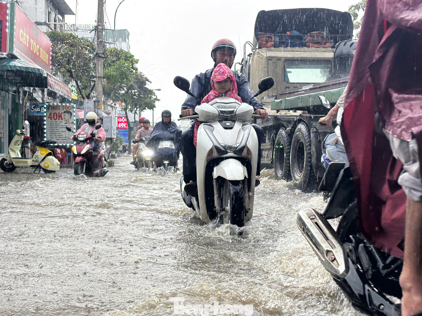 Dự báo TPHCM sẽ tiếp tục có mưa rào và dông rải rác,-2215-1