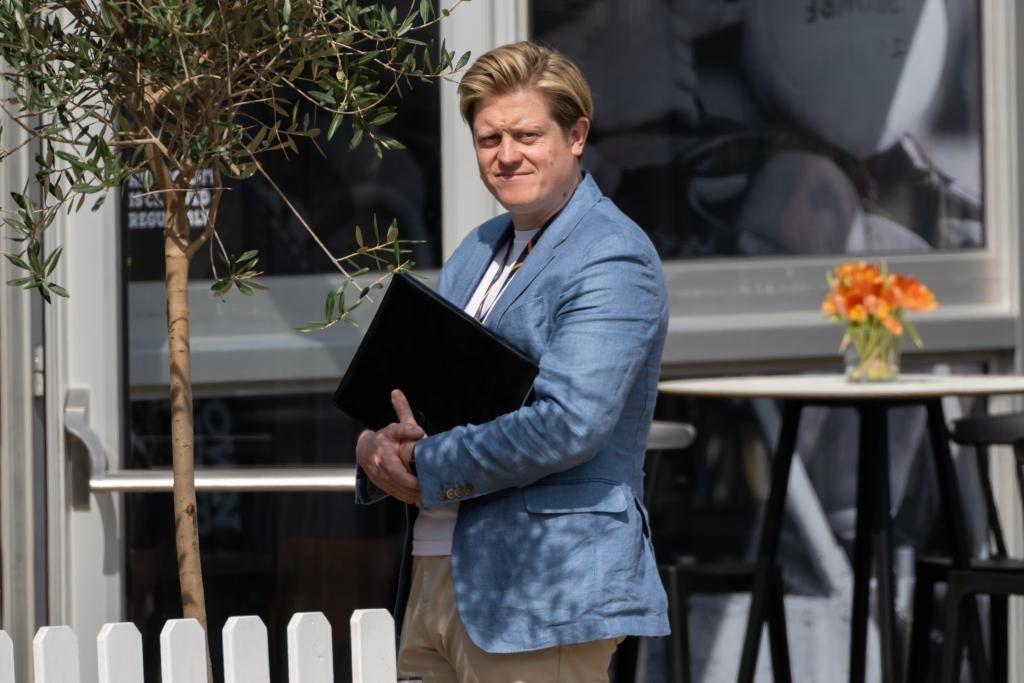 Cộng sự thân cận của Harry, James Holt, từ chức giám đốc điều hành-2475-1