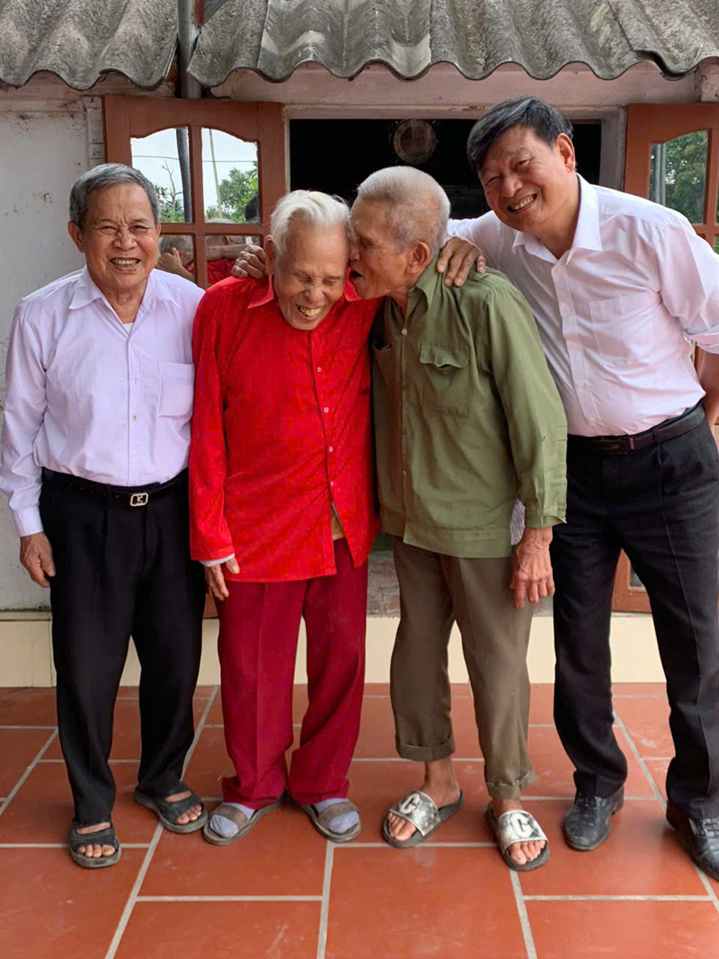 Em trai 95 tuổi hội ngộ anh 103 tuổi gây xúc động-2945-1