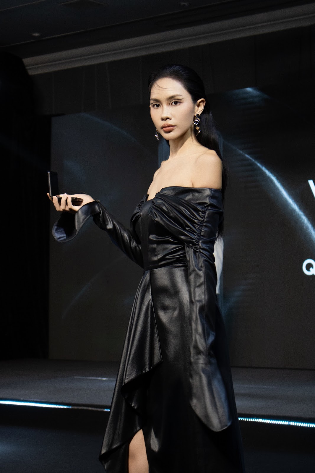 Lan Khuê cùng dàn mẫu chiêm ngưỡng siêu phẩm gập Vertu-1976-1