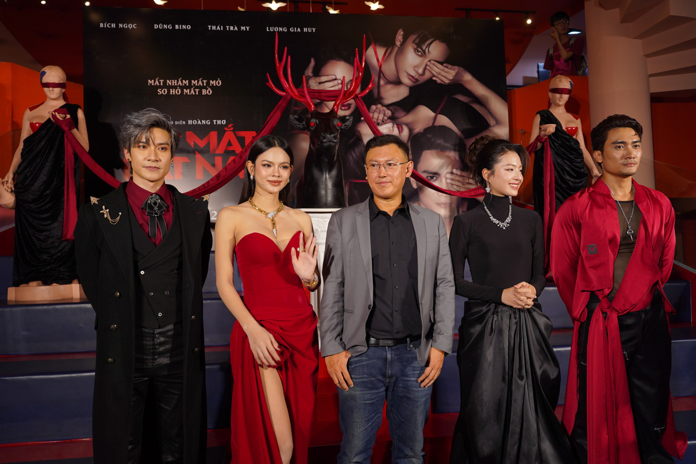 Phim Bịt mắt bắt nai gây tranh cãi-2267-1