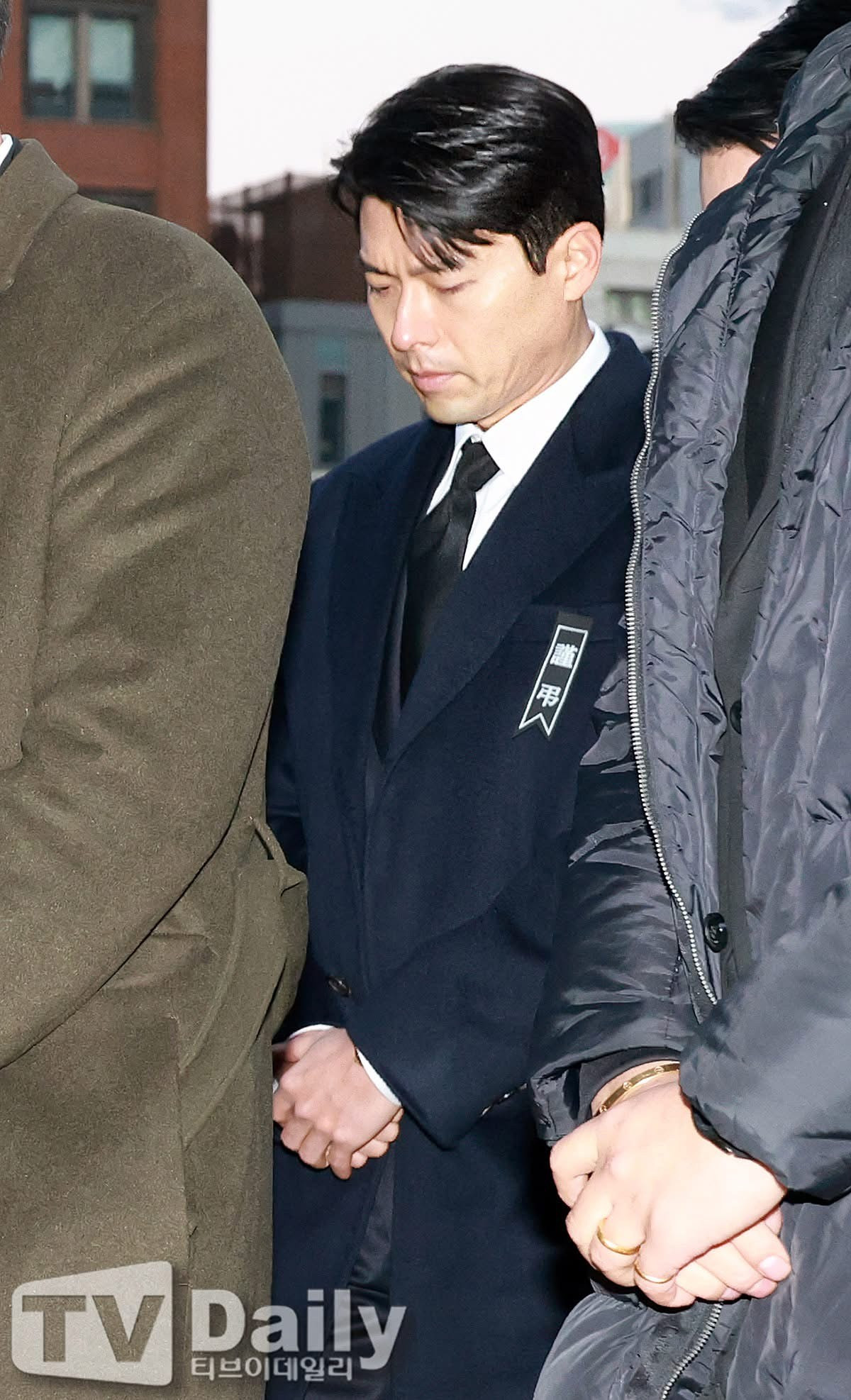 Dàn nghệ sĩ đến viếng Ahn Sung Ki.-2542-1