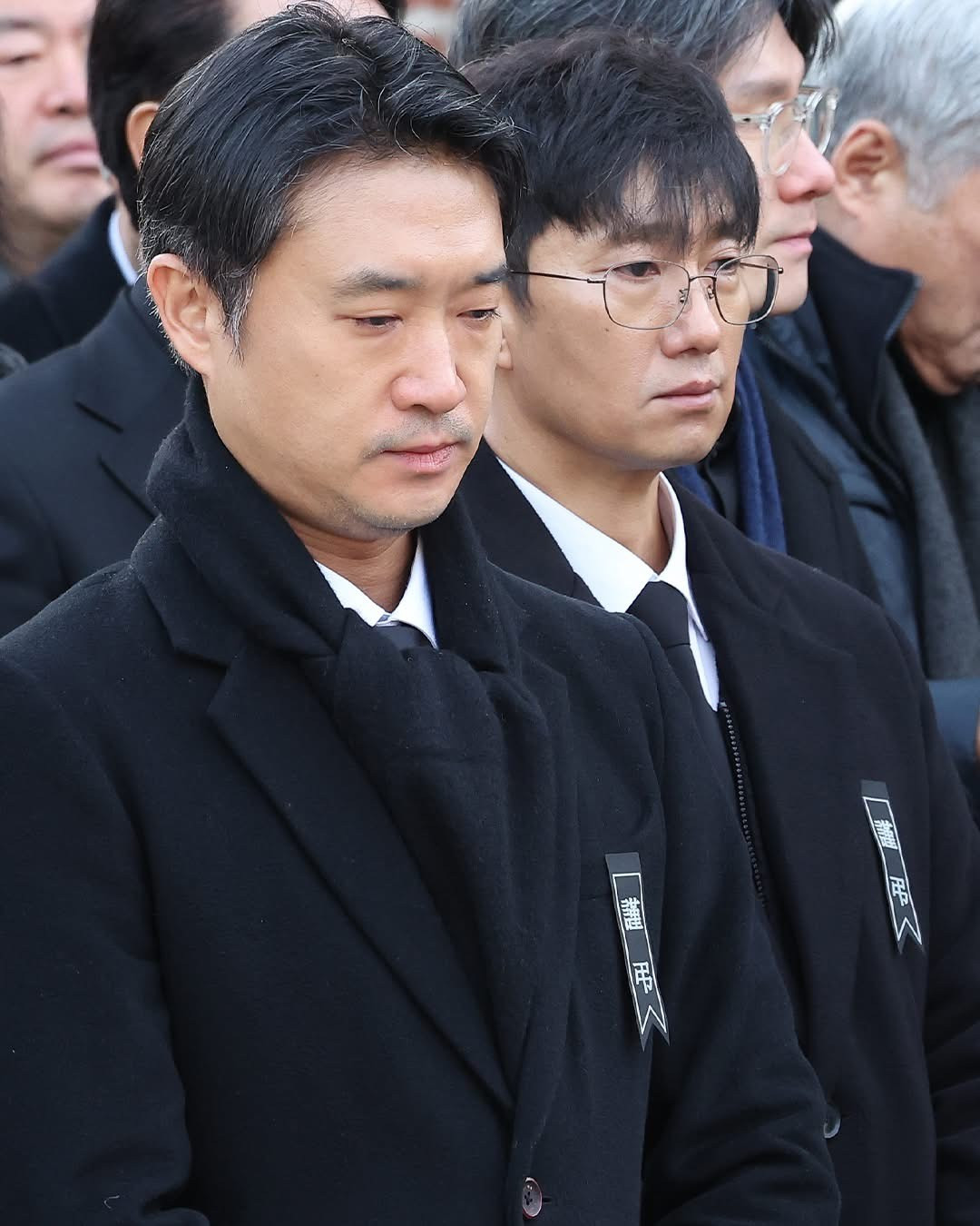 Dàn nghệ sĩ đến viếng Ahn Sung Ki.-2542-2