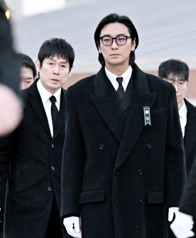 Dàn nghệ sĩ đến viếng Ahn Sung Ki.-2542-4