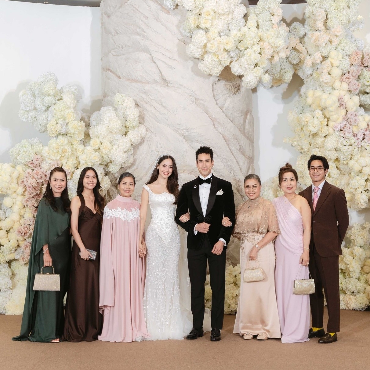 Nadech Kugimiya và Yaya Urassaya tổ chức tiệc cưới-4703-1