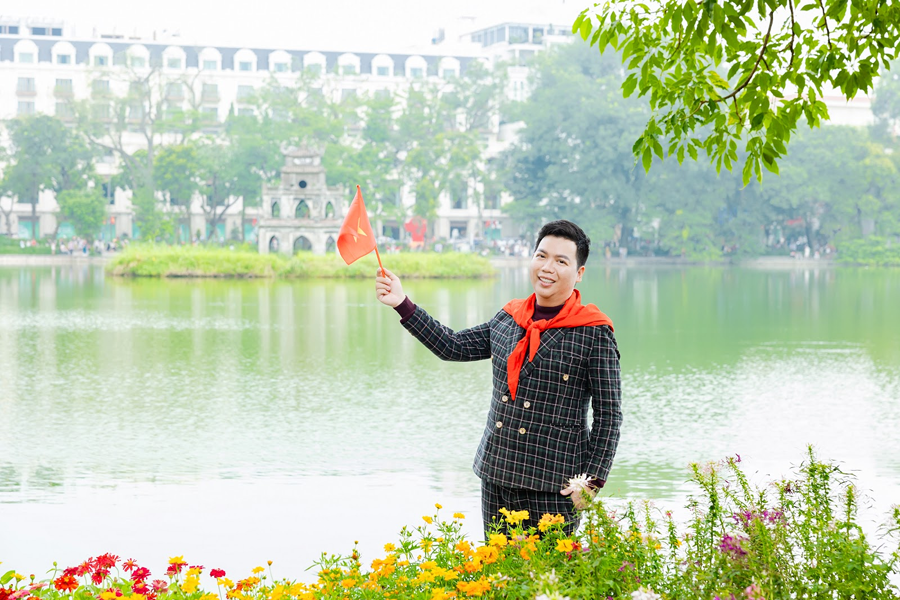Đạo diễn – nhạc sĩ Holy Thắng hòa giọng hát cùng các chiến sĩ tại A80-2140-1