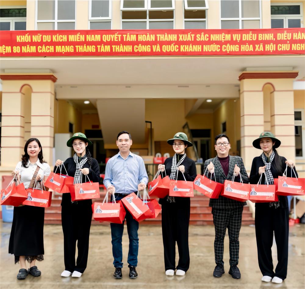 Đạo diễn – nhạc sĩ Holy Thắng hòa giọng hát cùng các chiến sĩ tại A80-2140-1