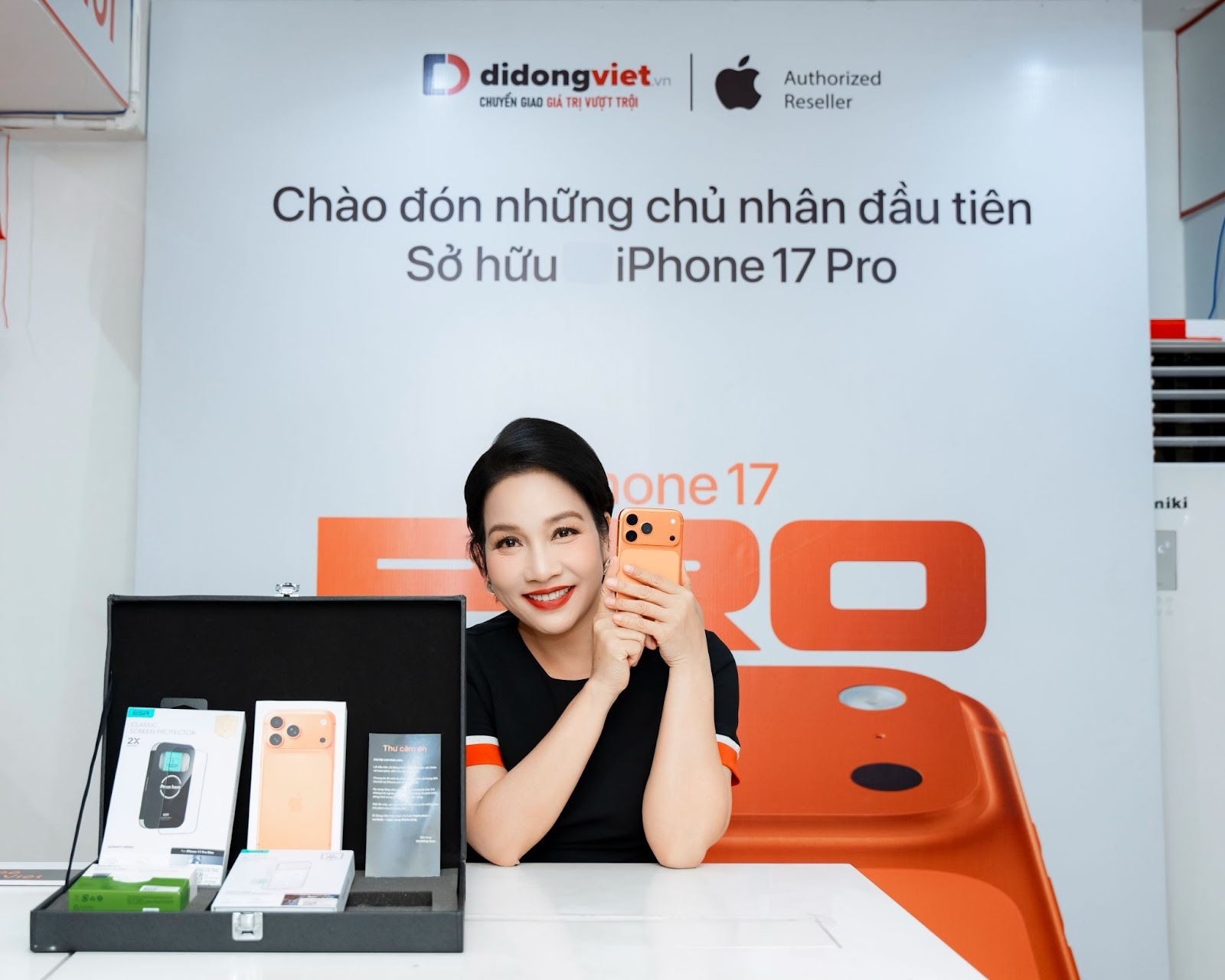 Vợ chồng NSND Công Lý check-in 'Táo' mới tại Di Động Việt-2218-1