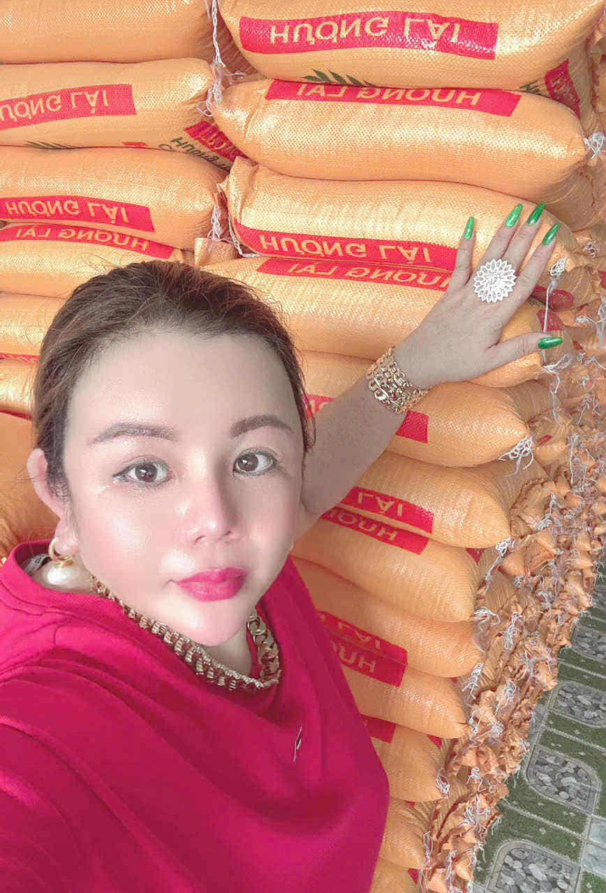 Doanh nhân Châu Mai Thảo phát quà cho bà con nghèo ở xã Hòa Tú-2163-1