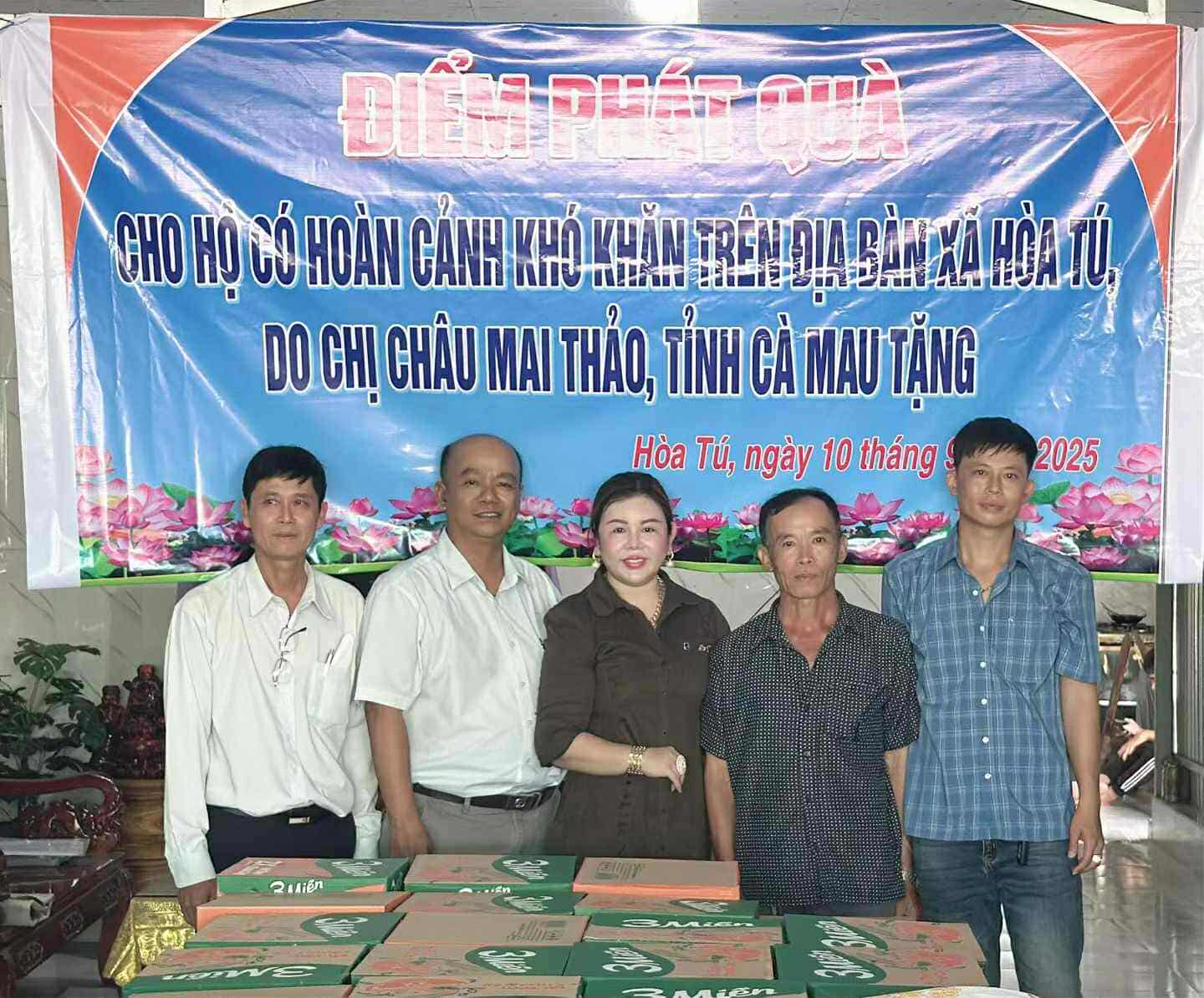 Doanh nhân Châu Mai Thảo phát quà cho bà con nghèo ở xã Hòa Tú-2163-1