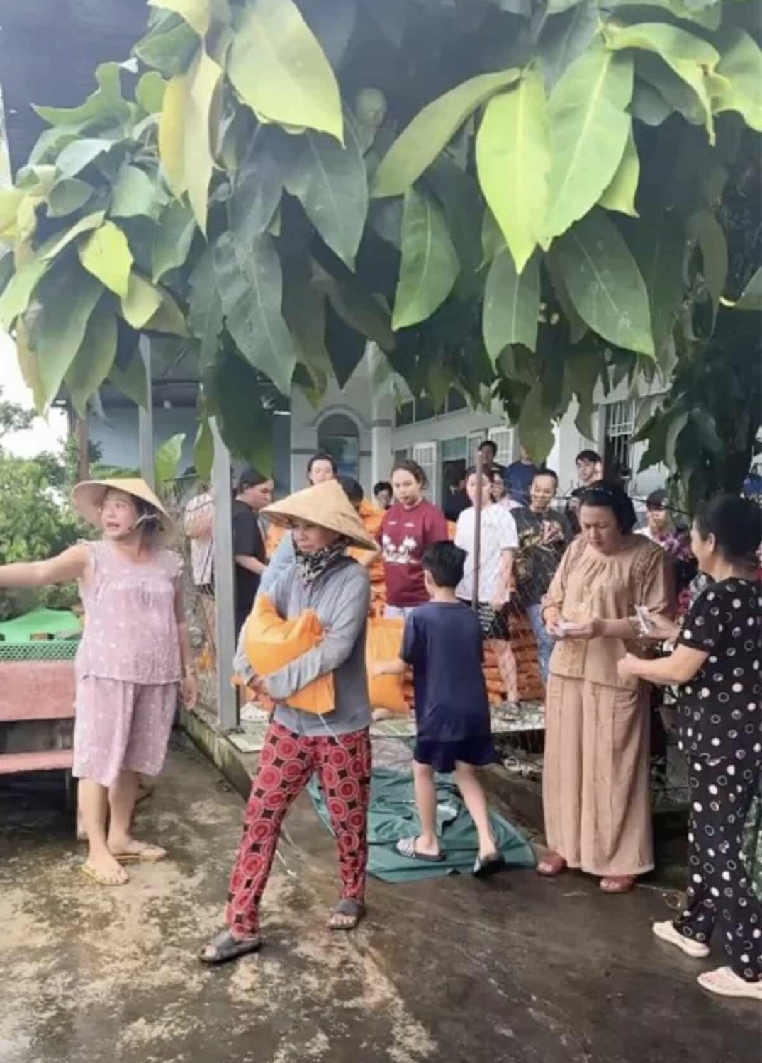 Doanh nhân Châu Mai Thảo phát quà cho bà con nghèo ở xã Hòa Tú-2163-1