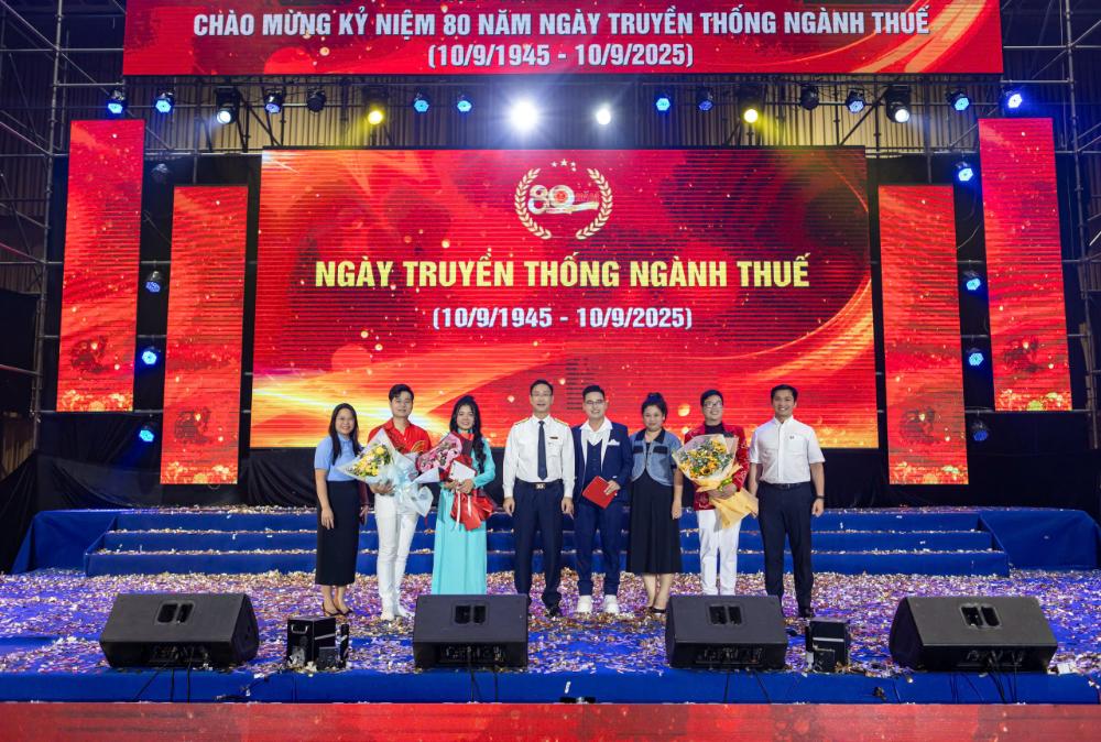 Đạo diễn – nhạc sĩ Holy Thắng hòa giọng hát cùng các chiến sĩ tại A80-2140-1
